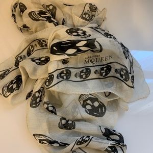 Alexander McQueen silk skull scarf - ivory + black